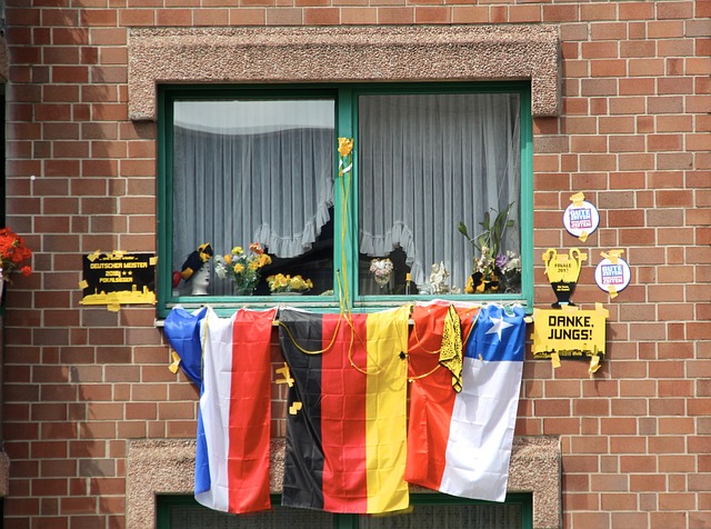 埃杜在高铁站被围满，合同今年到期，他说明年也希望在深圳