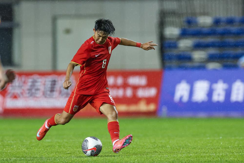 时隔34年维京队再夺挪超冠军，球迷冲入球场内疯狂庆祝